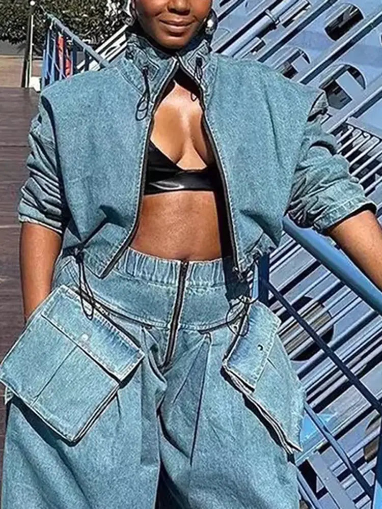 Cropped Denim Jacket with Pockets and a Relaxed Fit