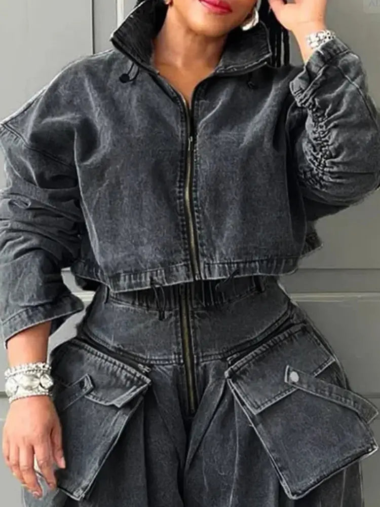 Cropped Denim Jacket with Pockets and a Relaxed Fit