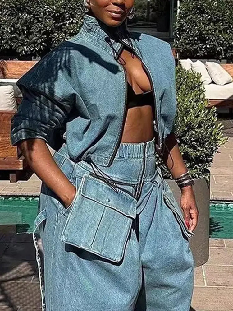 Cropped Denim Jacket with Pockets and a Relaxed Fit